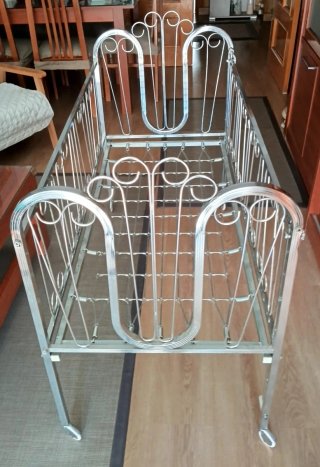 Cuna vintage de metal cromado