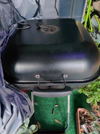 Barbacoa de carbón grande negra