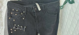 Pantalón vaquero negro Mango con estrellas