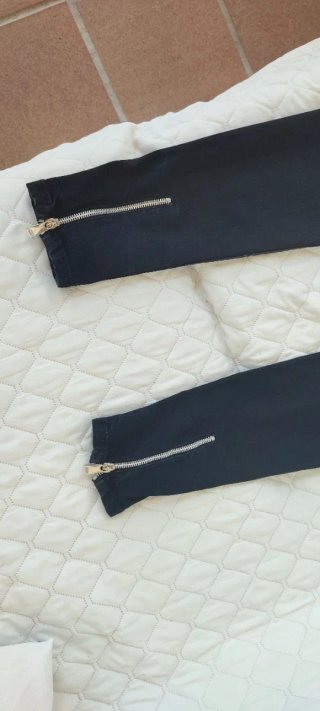 Pantalón vaquero negro Mango con estrellas