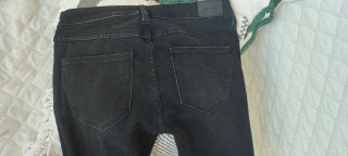 Pantalón vaquero negro Mango con estrellas