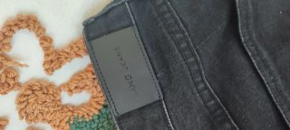 Pantalón vaquero negro Mango con estrellas