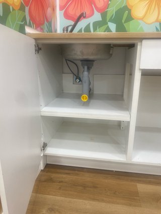 Mueble de cocina blanco y madera