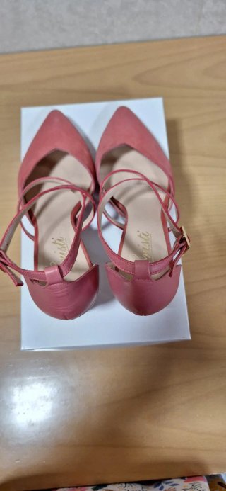 Zapatos de tacón color coral con tiras .Una puesta