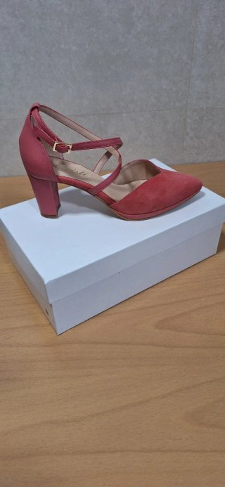 Zapatos de tacón color coral con tiras .Una puesta