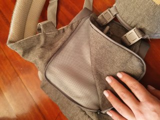 Mochila portabebés gris. Ecomum
