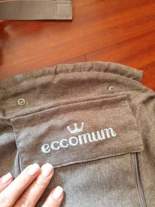 Mochila portabebés gris. Ecomum