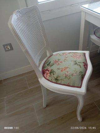 Silla antigua restaurada con rejilla
