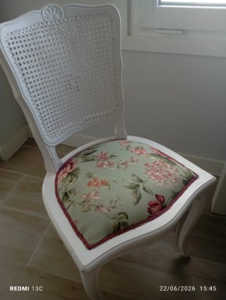 Silla antigua restaurada con rejilla