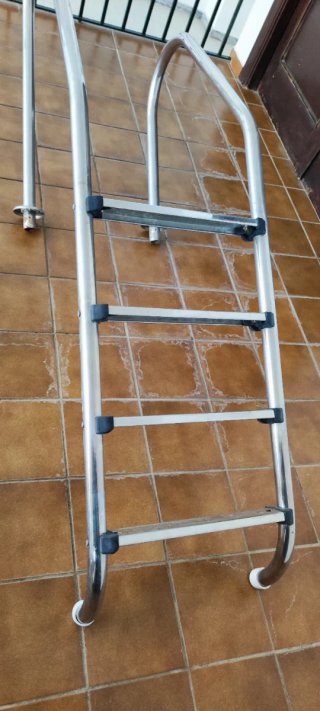 Escalera para piscina de metal