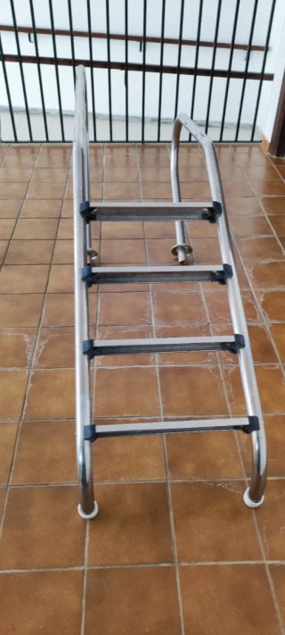 Escalera para piscina de metal