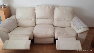 Sofá 3 plazas piel blanco abatible .Urge venta.