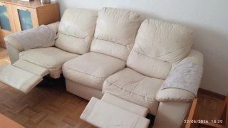 Sofá 3 plazas piel blanco abatible .Urge venta.
