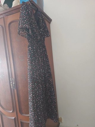 Vestido estampado floral negro y rosa