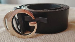 Cinturone Gucci in Pelle Nera con Fibbia Dorata T.105