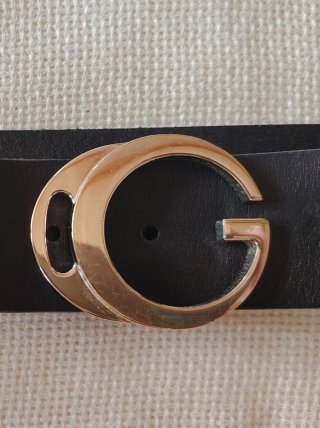 Cinturone Gucci in Pelle Nera con Fibbia Dorata T.105