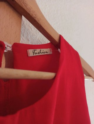 Blusa roja sin mangas con encaje Talla M