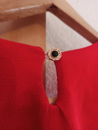 Blusa roja sin mangas con encaje Talla M