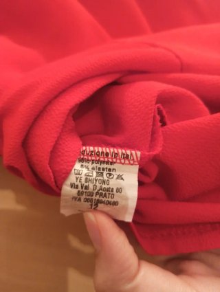 Blusa roja sin mangas con encaje Talla M