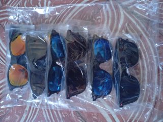 Liquidación de Gorras y Gafas de Sol