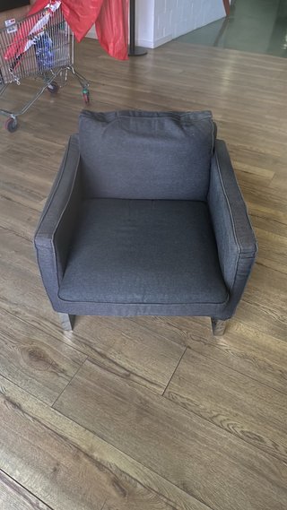 Sillón de tela gris y negro