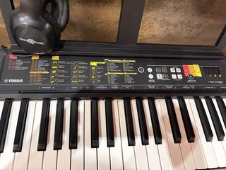 Piano Electrónico Yamaha con Soporte y Auriculares