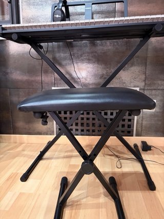 Piano Electrónico Yamaha con Soporte y Auriculares