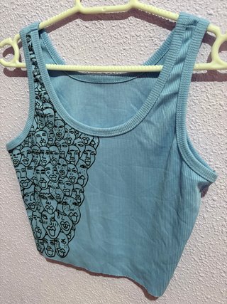 Top crop azul estampado caras