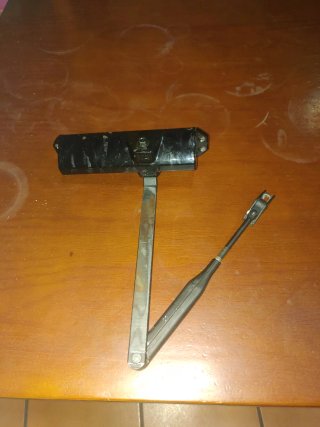 Freno de puerta metálico