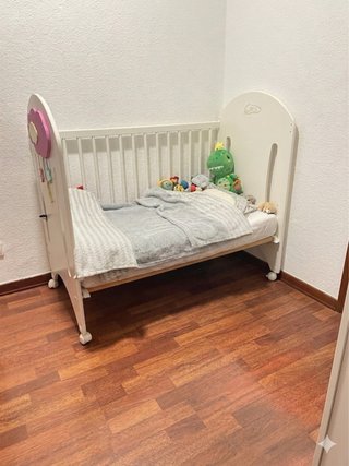 Cuna de bebé con colchón