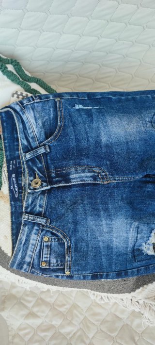 Pantalón vaquero desgarrado azul