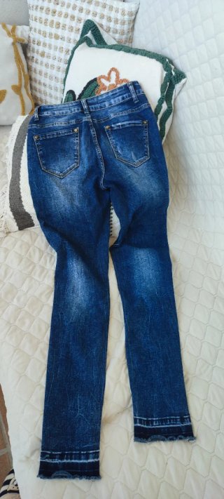 Pantalón vaquero desgarrado azul