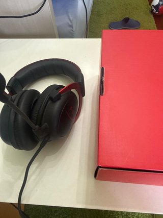 Auriculares HyperX negros y rojos