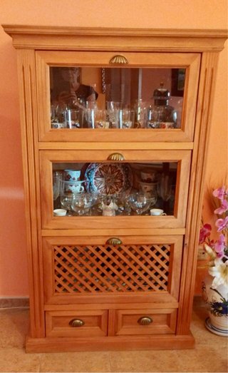 Vitrina rústica de madera y cristal