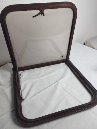 Ventana caravana con marco