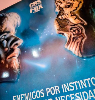 Cartel Plástico Relieve Enemigo Mío