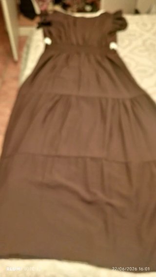 Vestido marrón con volantes y ribete blanco