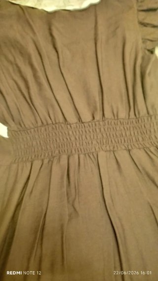 Vestido marrón con volantes y ribete blanco
