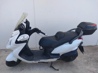 Scooter Kymco 125cc Blanca con cajón