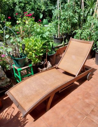 Tumbona de madera y mimbre de calidad