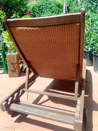 Tumbona de madera y mimbre de calidad