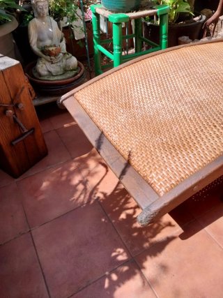 Tumbona de madera y mimbre de calidad