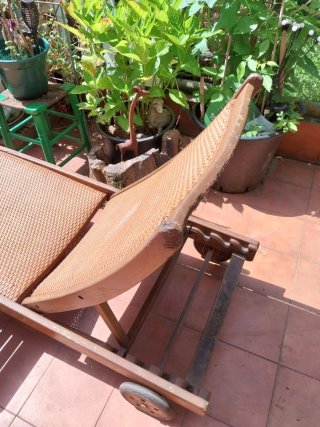 Tumbona de madera y mimbre de calidad