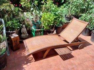 Tumbona de madera y mimbre de calidad