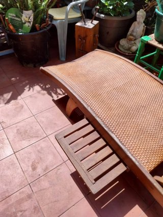 Tumbona de madera y mimbre de calidad