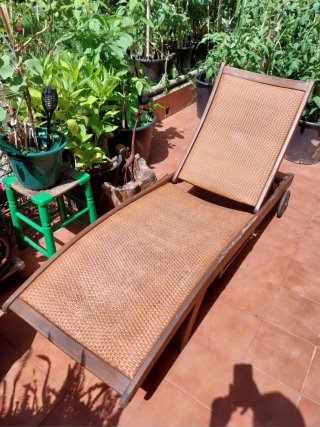 Tumbona de madera y mimbre de calidad