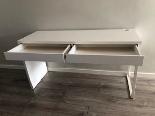 Escritorio blanco con cajones.