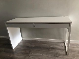 Escritorio blanco con cajones.