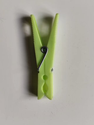 Pinza para ropa o papeles verde pistacho