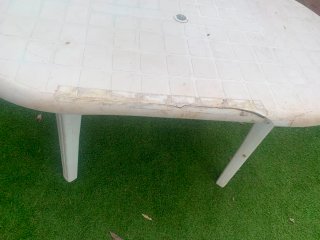 Mesa exterior,una con 1 raja pero hace su función
